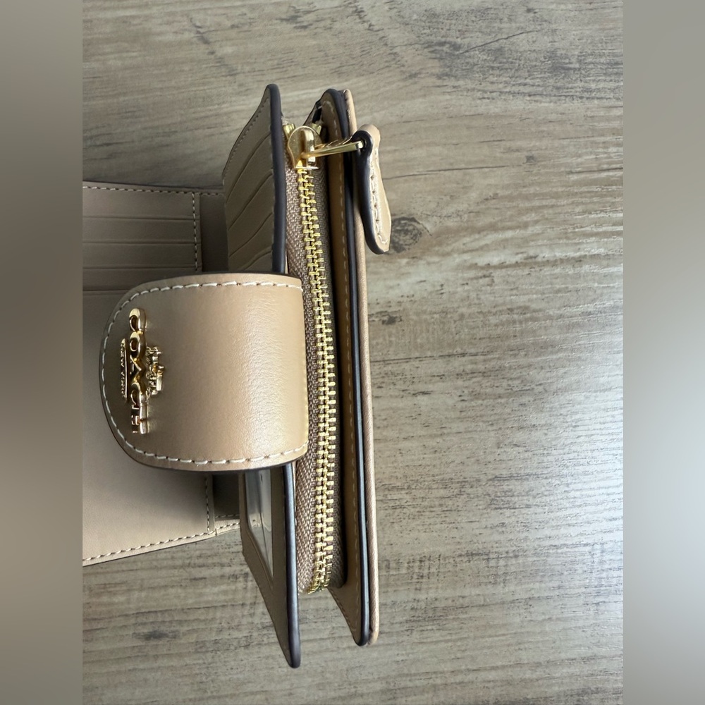 Coach Medium Corner Zip Wallet Signature Canvas Gold hardware/Dark Natural NWT - Picture 4 of 5